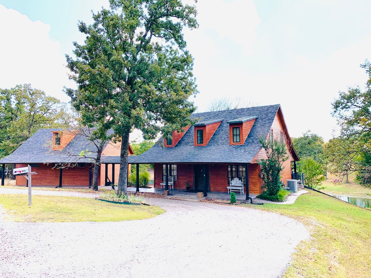 Charming EdgeWater Escape, nestled in private cove