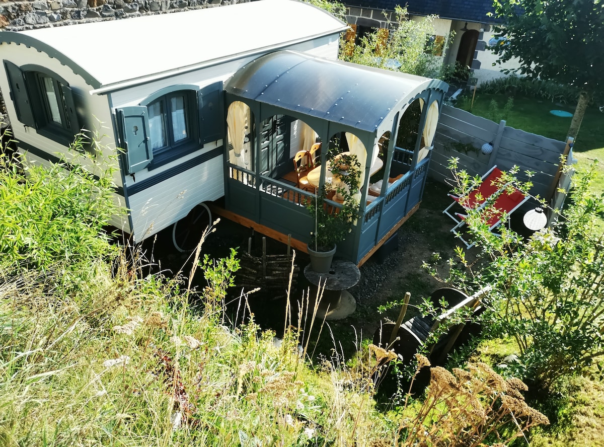 位于奥弗涅火山的快乐大篷车