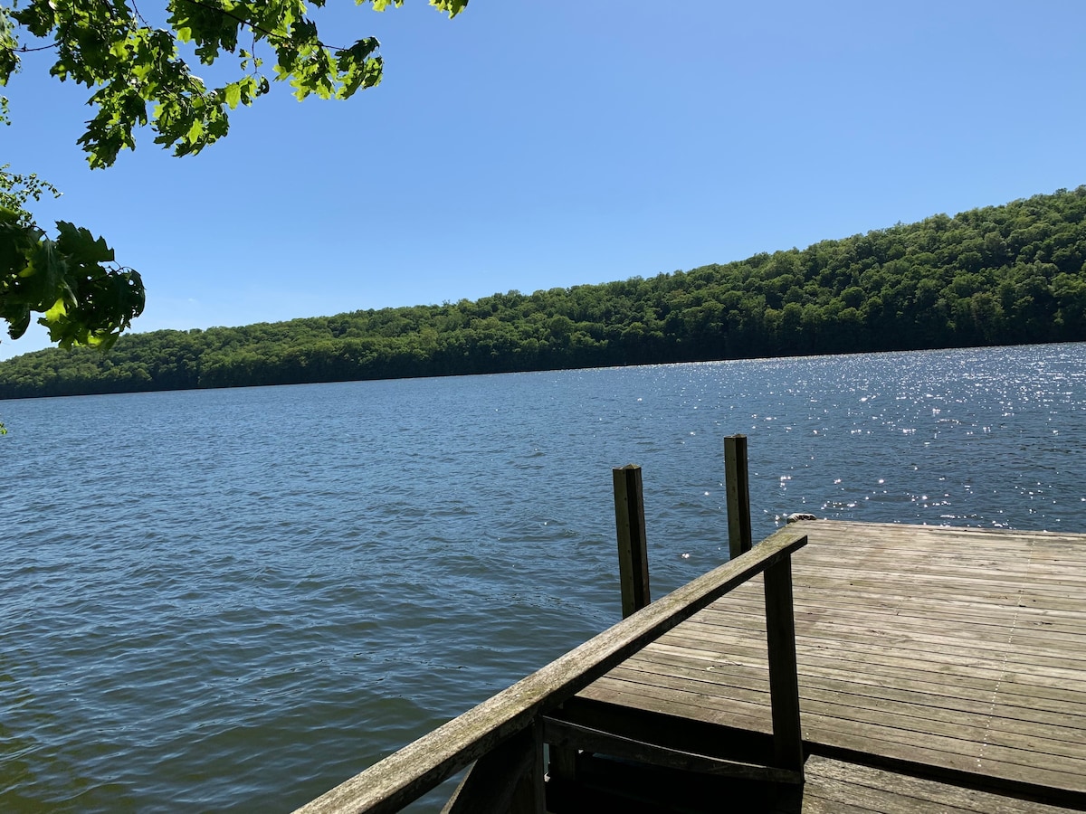 Candlewood Lake House (Lakefront)