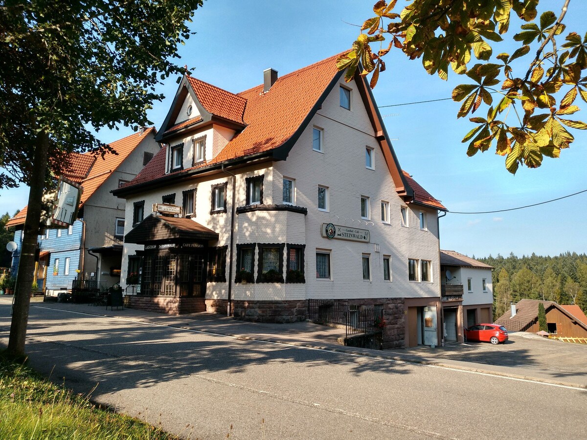 Gasthof Steinwald ， （ Loßburg ） ，公寓Vergissmeinnicht ，约90平方米， 3间卧室，最多7人