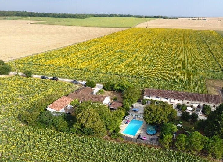 Family holiday + pool FLEURIE La Grange du Moulin