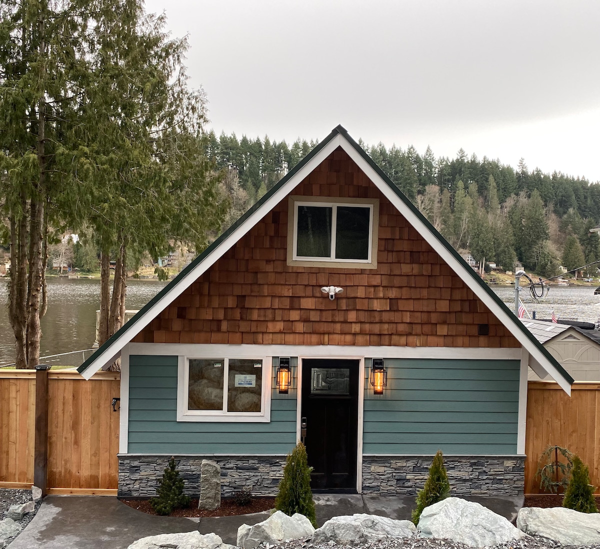 Cozy Lakefront Cabin in Eatonville