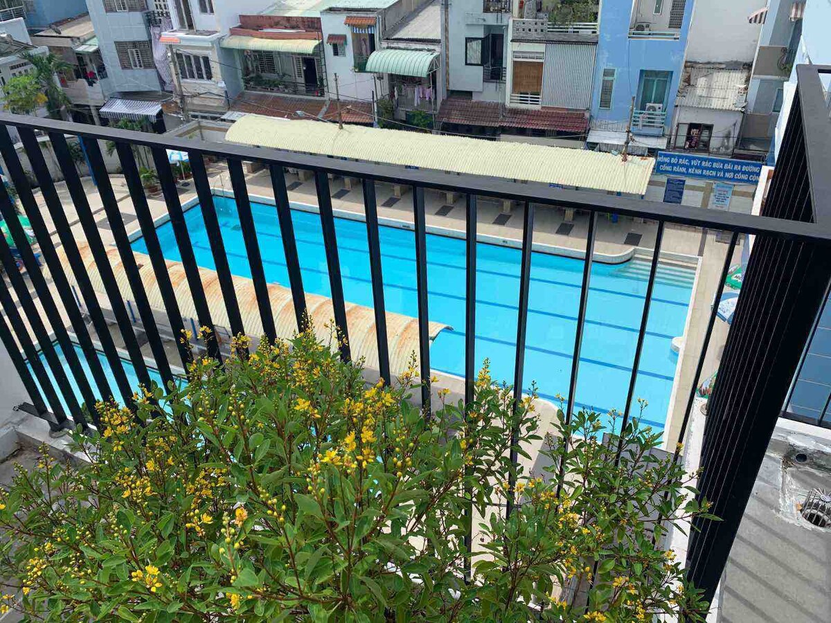 带阳台和泳池景观的现代单间公寓