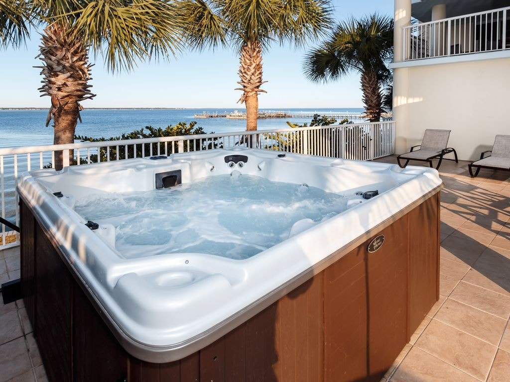 Largest Unit on Island / Private Hot Tub & Gas Gri