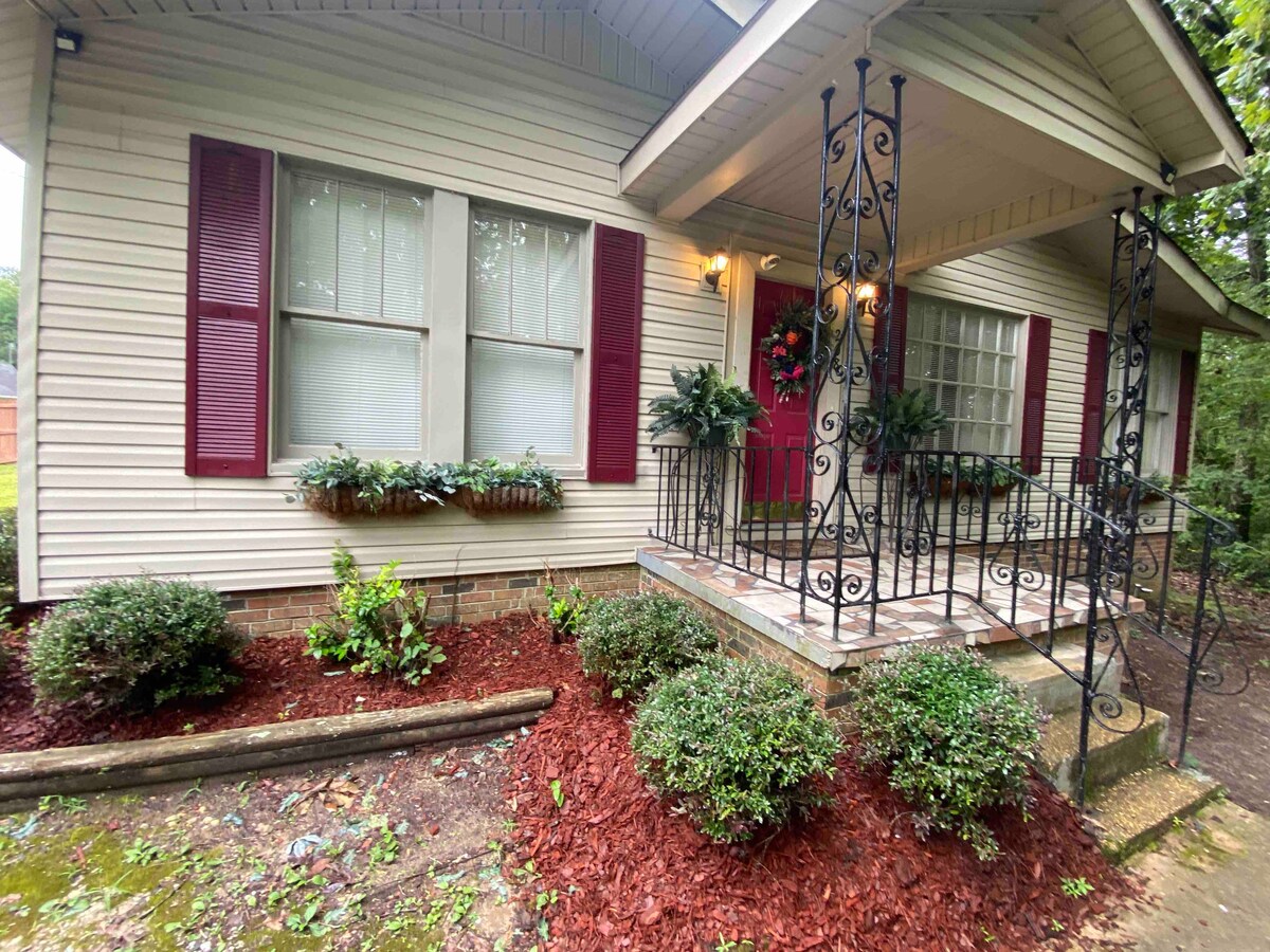 Cozy Cottage near Tupelo Flea Market Pet Friendly