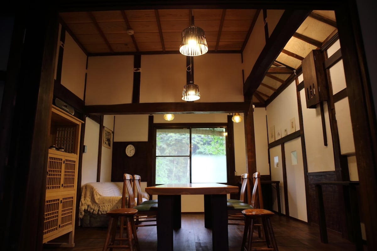 橱柜机客栈Hakoya Hakoya是Satoyama的工匠旅馆。