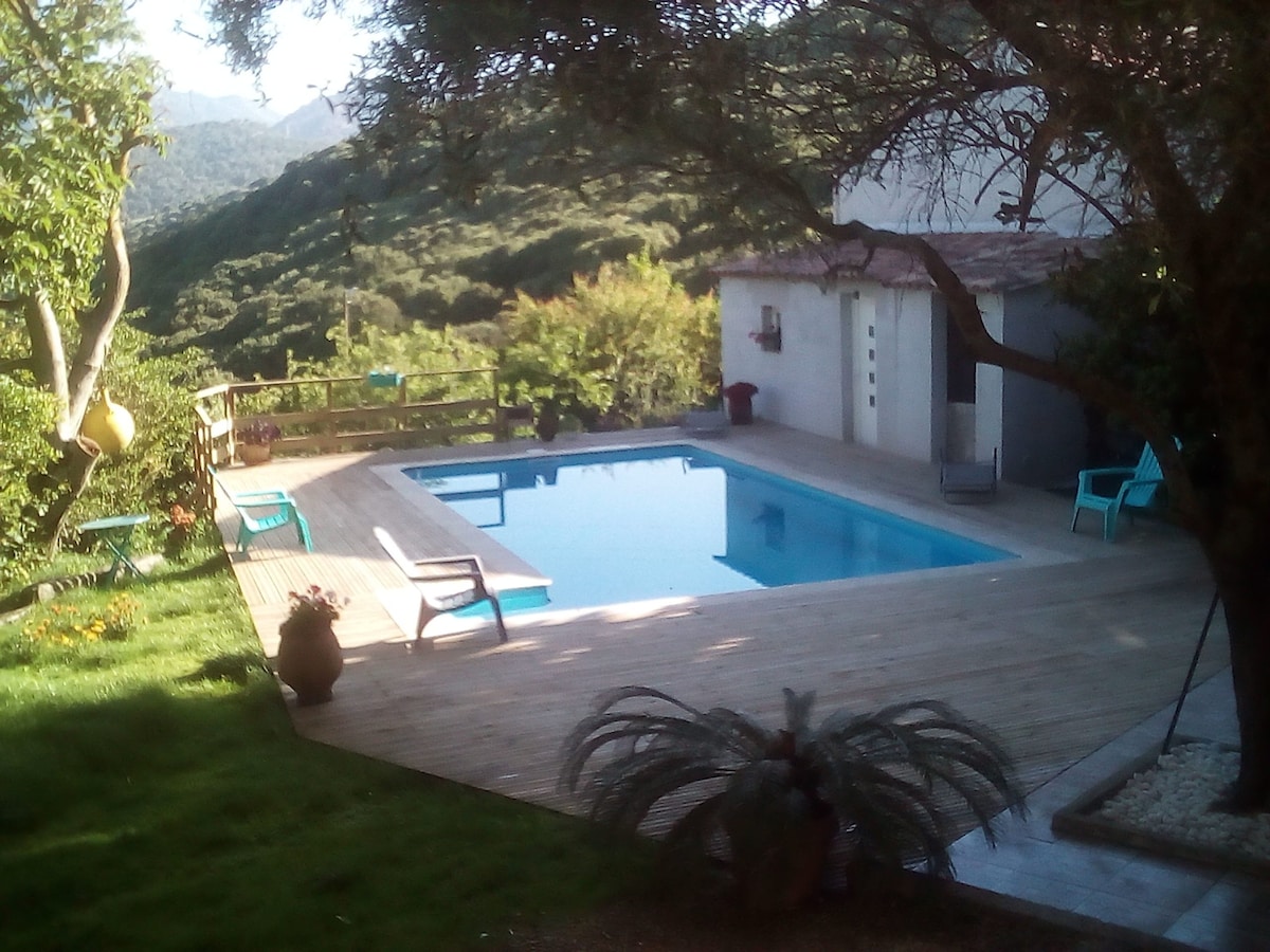 22平方米的房子，带泳池和花园，位于ARBELLARA