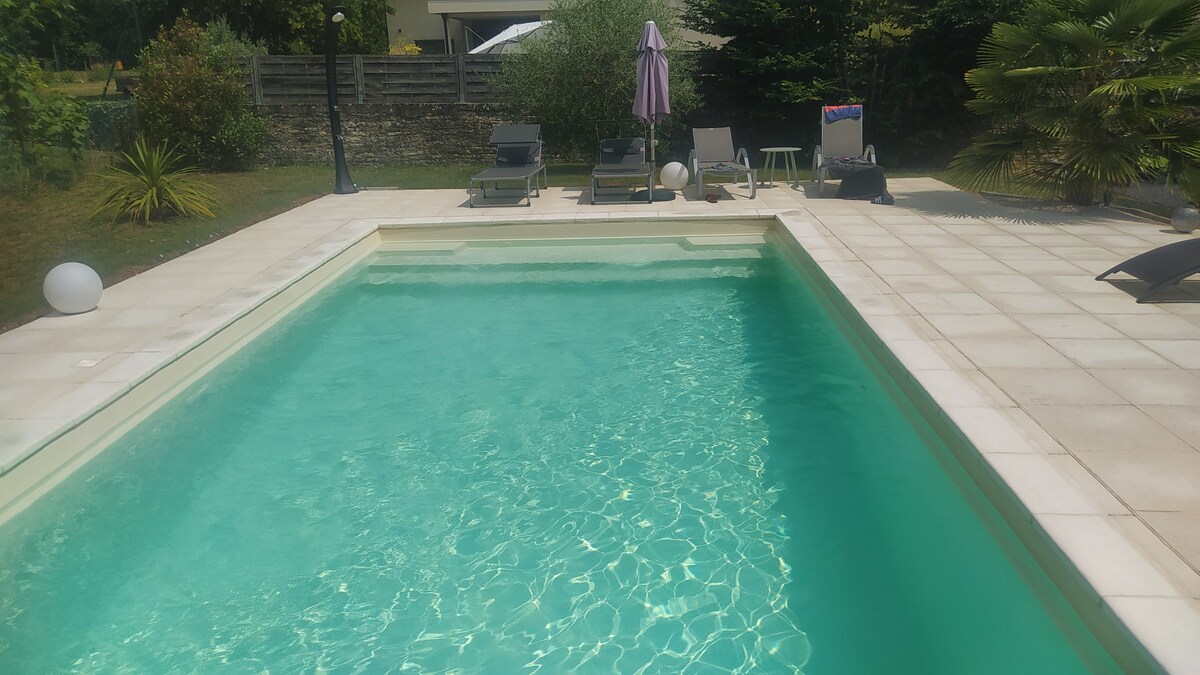 Vacances au calme à Givry dans maison avec piscine