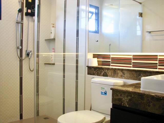 主卧浴室 :master bedroom bathroom