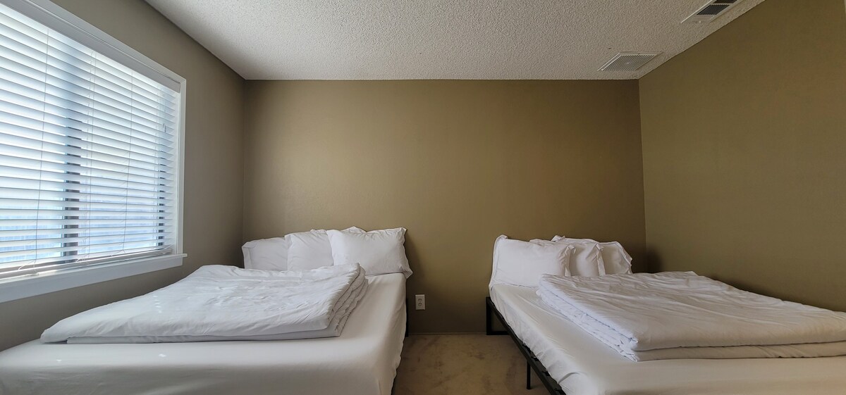 独立房间（ # 1 ） ， 2张标准双人床，共用卫生间