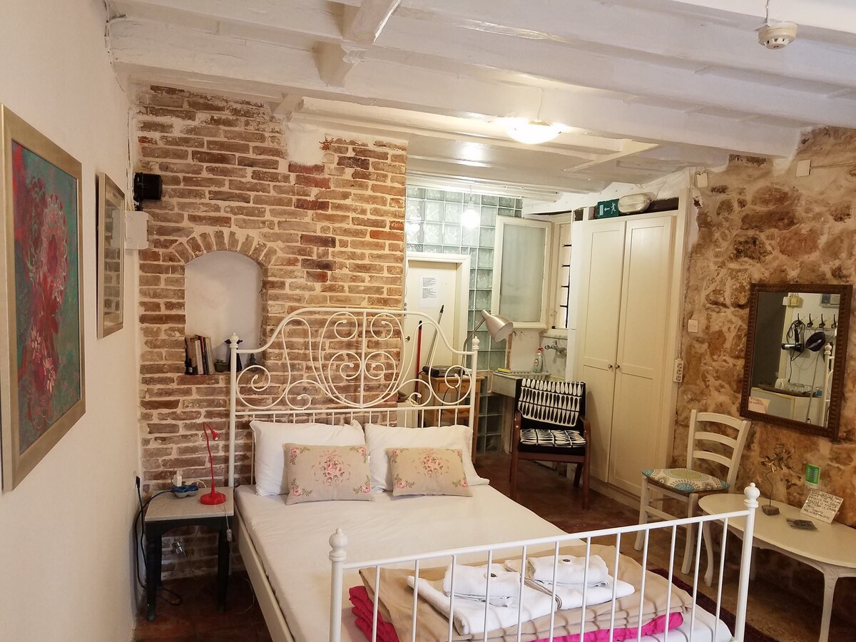 GROUNDFLOOR STUDIO IN THE HEART OF THE OLD TOWN E