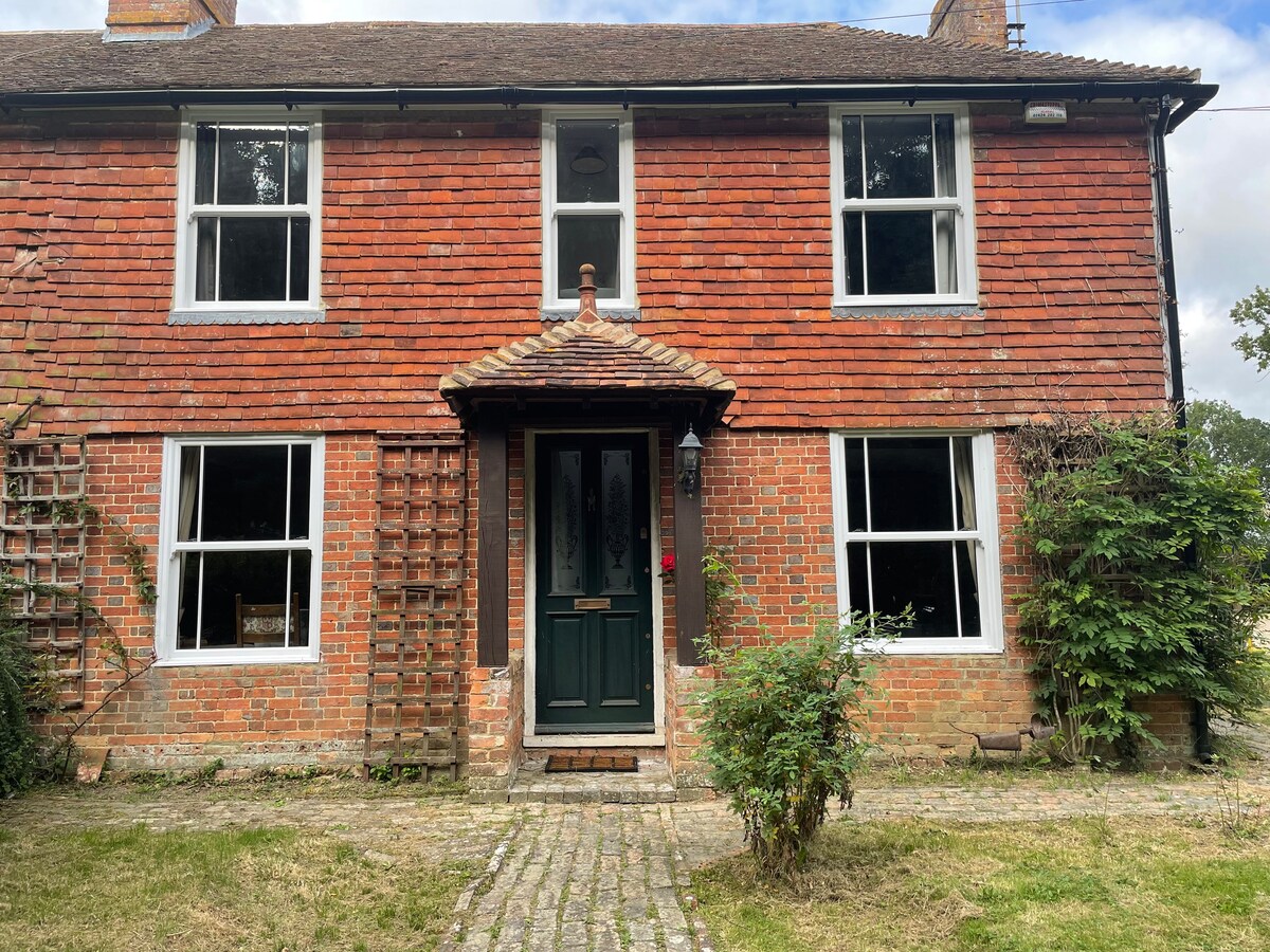 NEW: Delightful 2-bed country cottage, wood burner