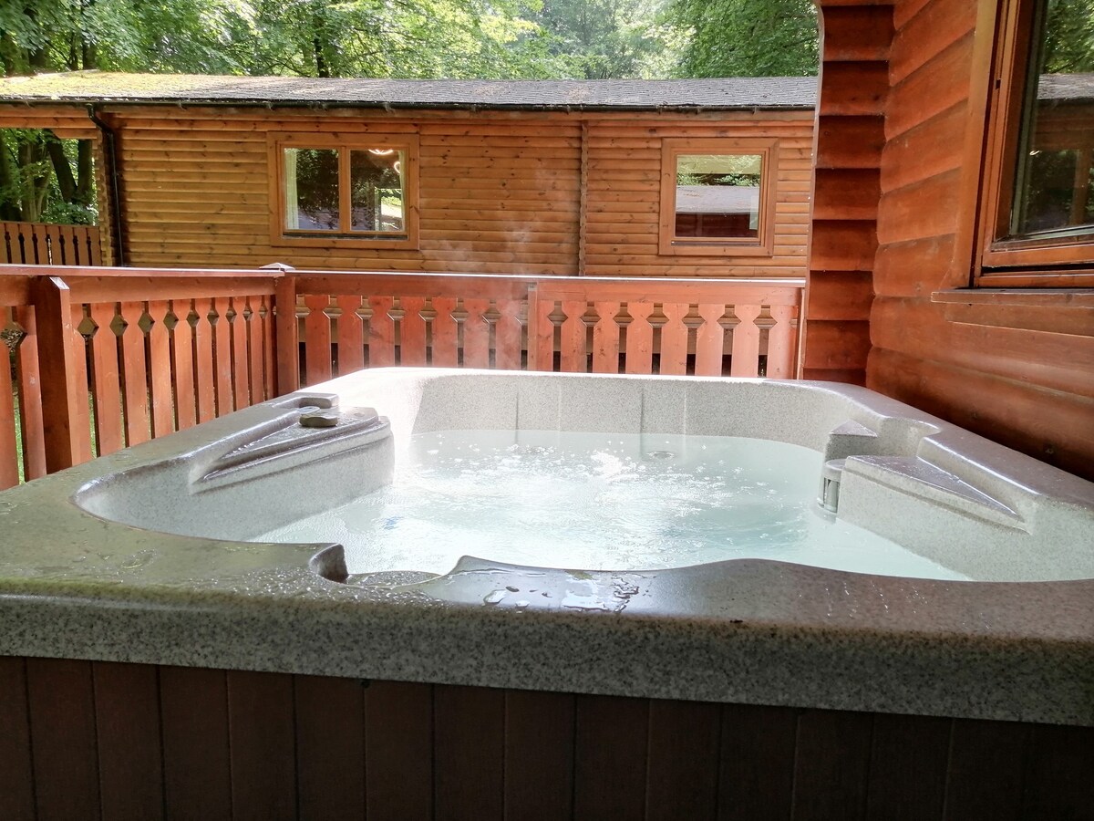 Hawthorn Lodge - Woodland Cabin with Hot Tub