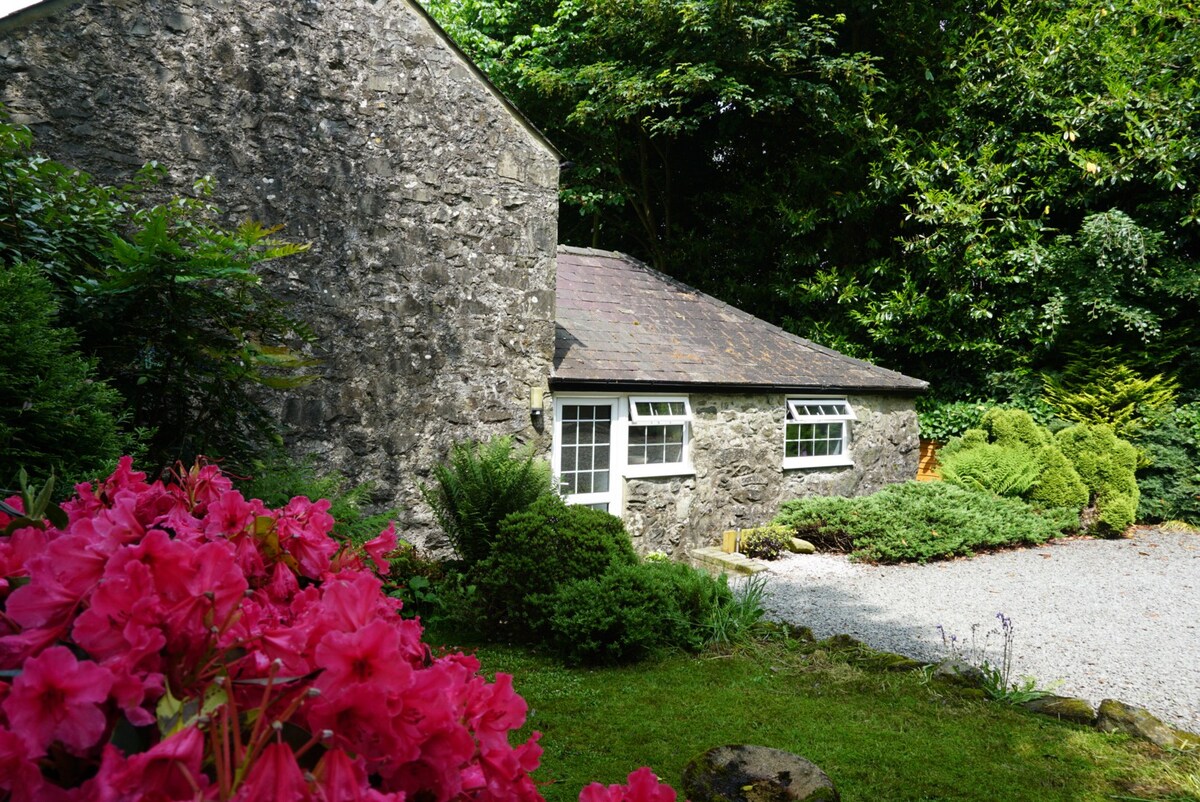 Gardener's Cottage - Bwthyn y Garddwr - Est. 1978