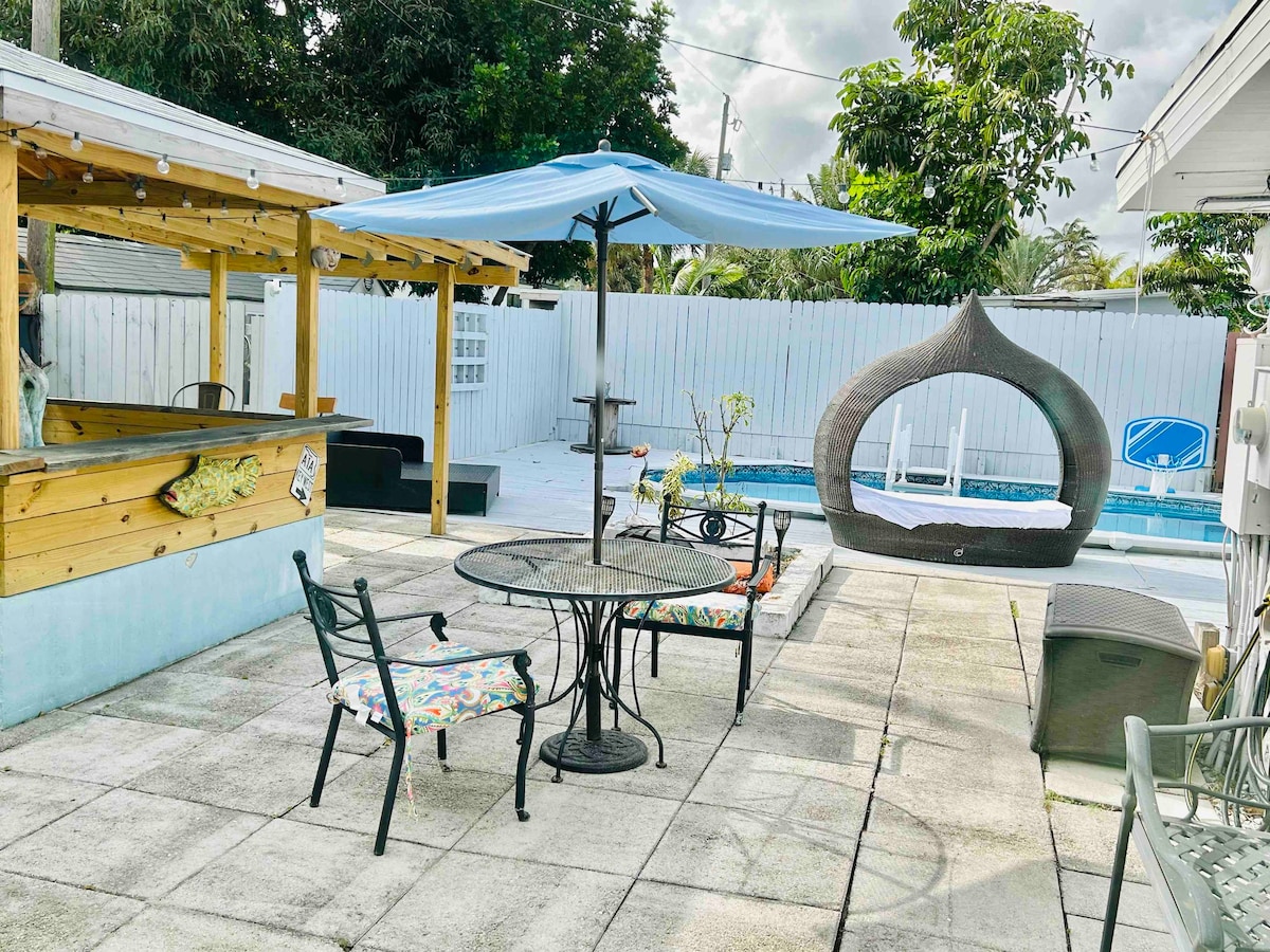 Shorewood Cottage Pool & Tiki Bar