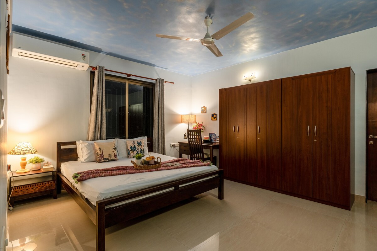 Spacious room| Close to beach| Pvt balcony| Quiet