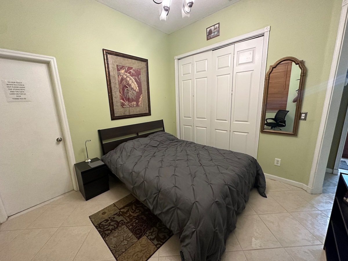 cozy private studio in upscale gated 
community