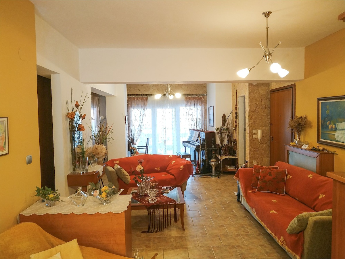 Apartment with balcony and piano on the 4th floor.