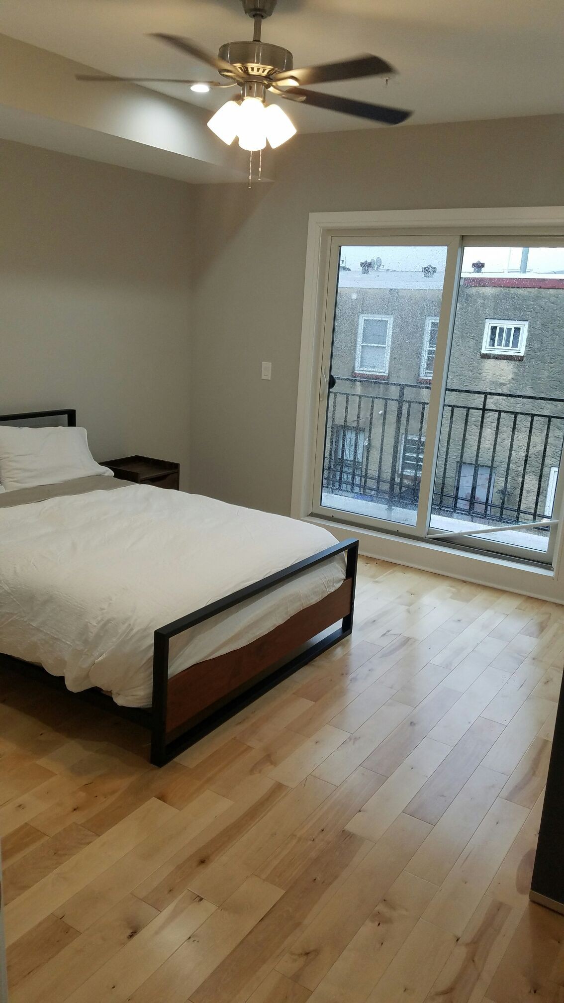 W1 Large Queen TV&Balcony walk to CHOP/centercity
