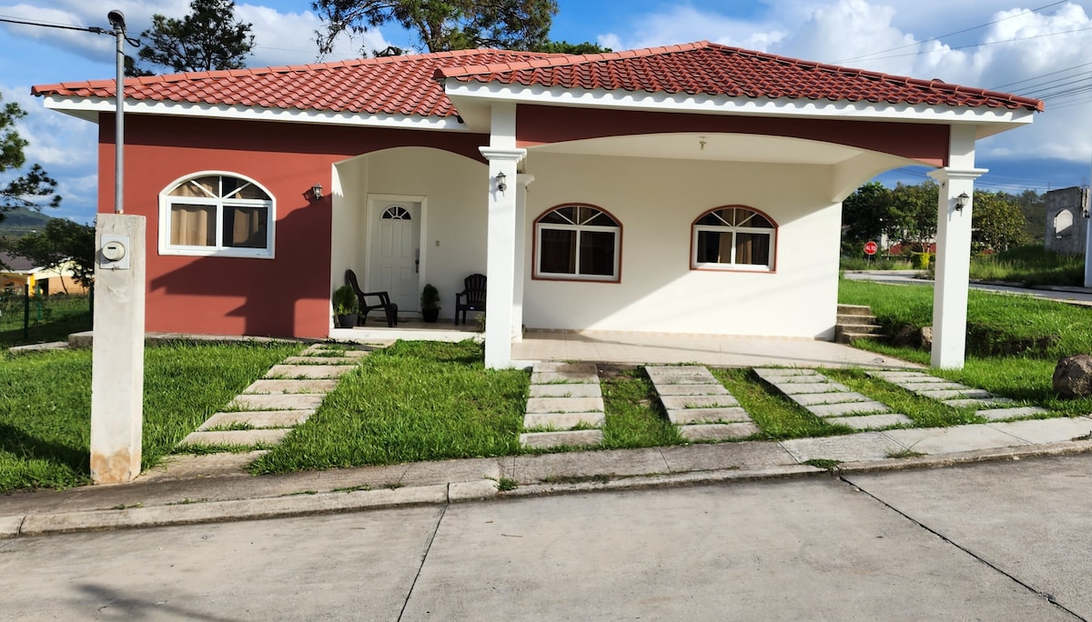 Casa moderna con vista a la montaña