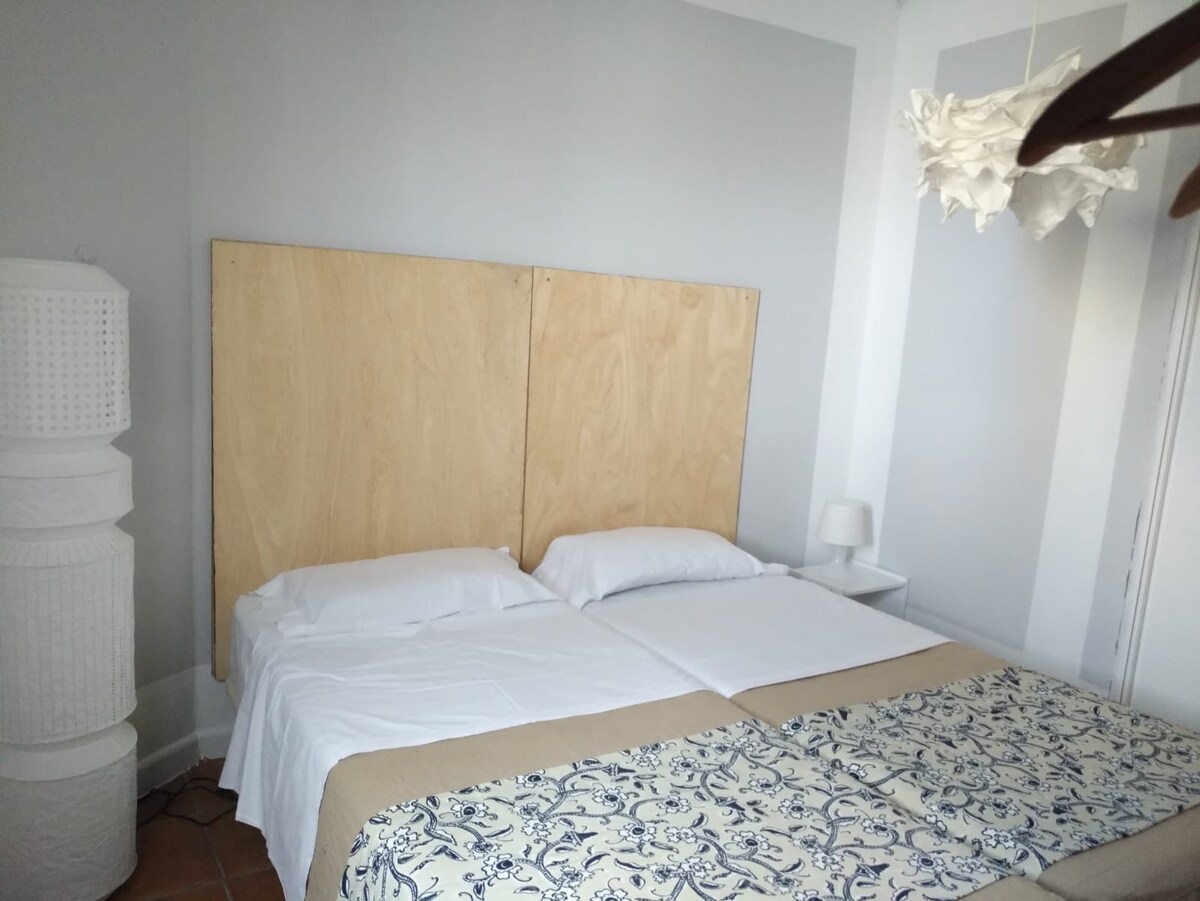 individual room &( BATH private) surf board free