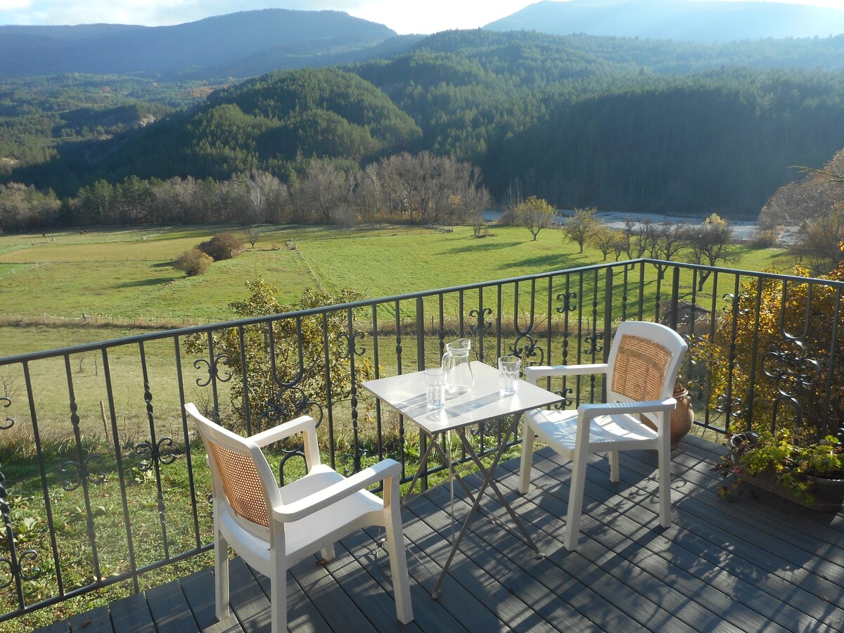 Maison de campagne avec jacuzzi et terrasse