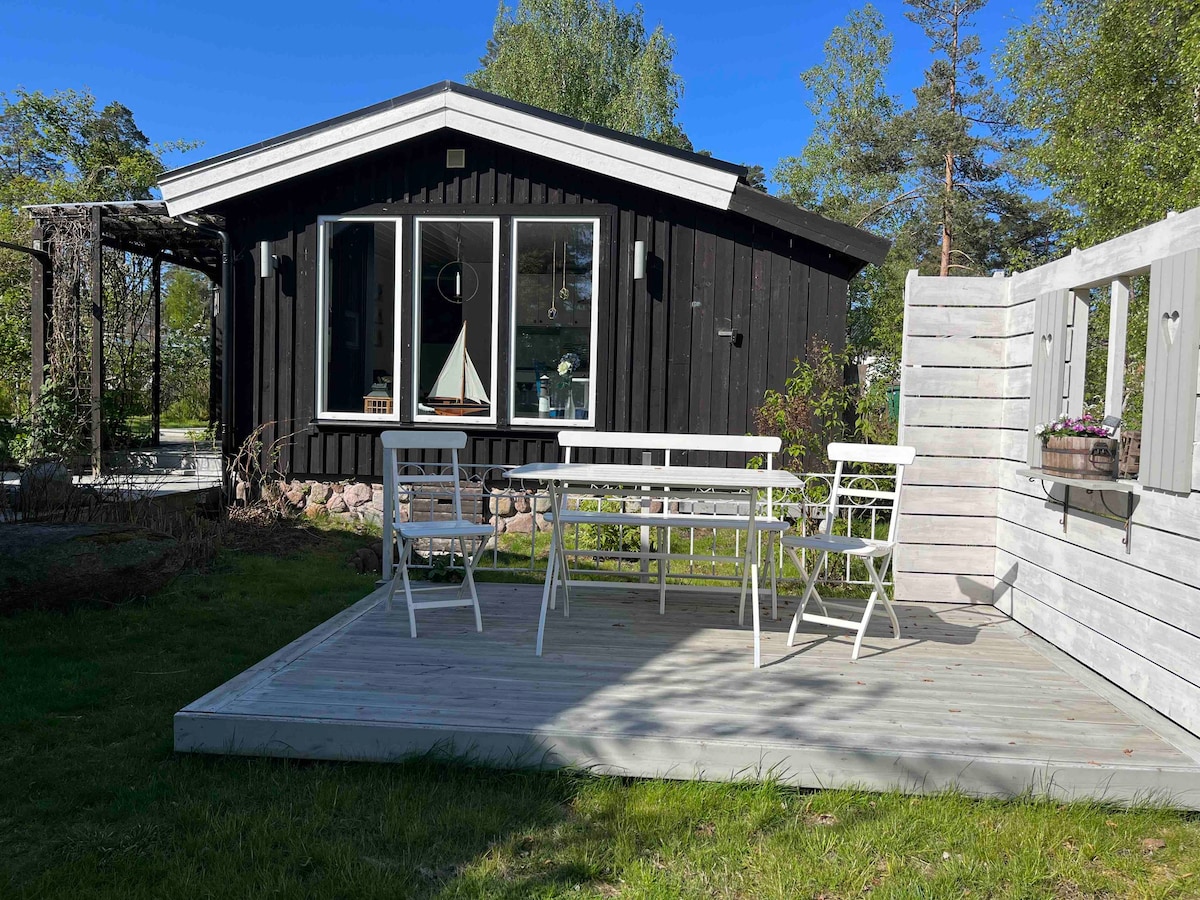 位于Oknö的舒适小屋，可欣赏壮丽的大海