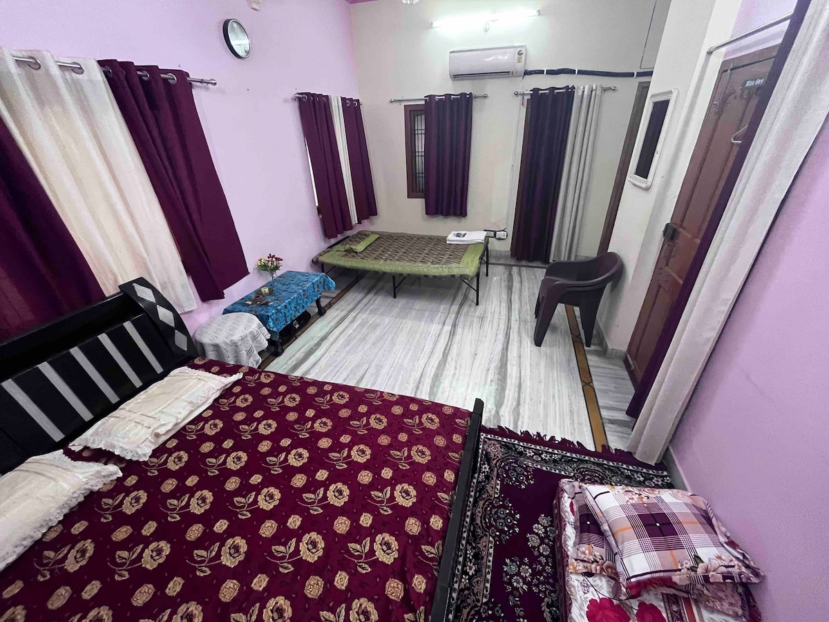 Premium room near Kashi Vishwanath & Kedar Mandir