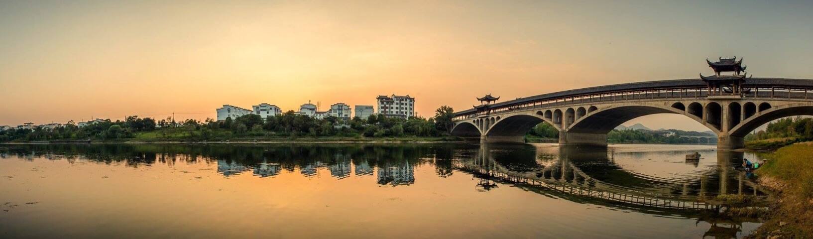 婺源县城中心区/公共卫浴男女混合六人间/so guesthouse/老北站附近的