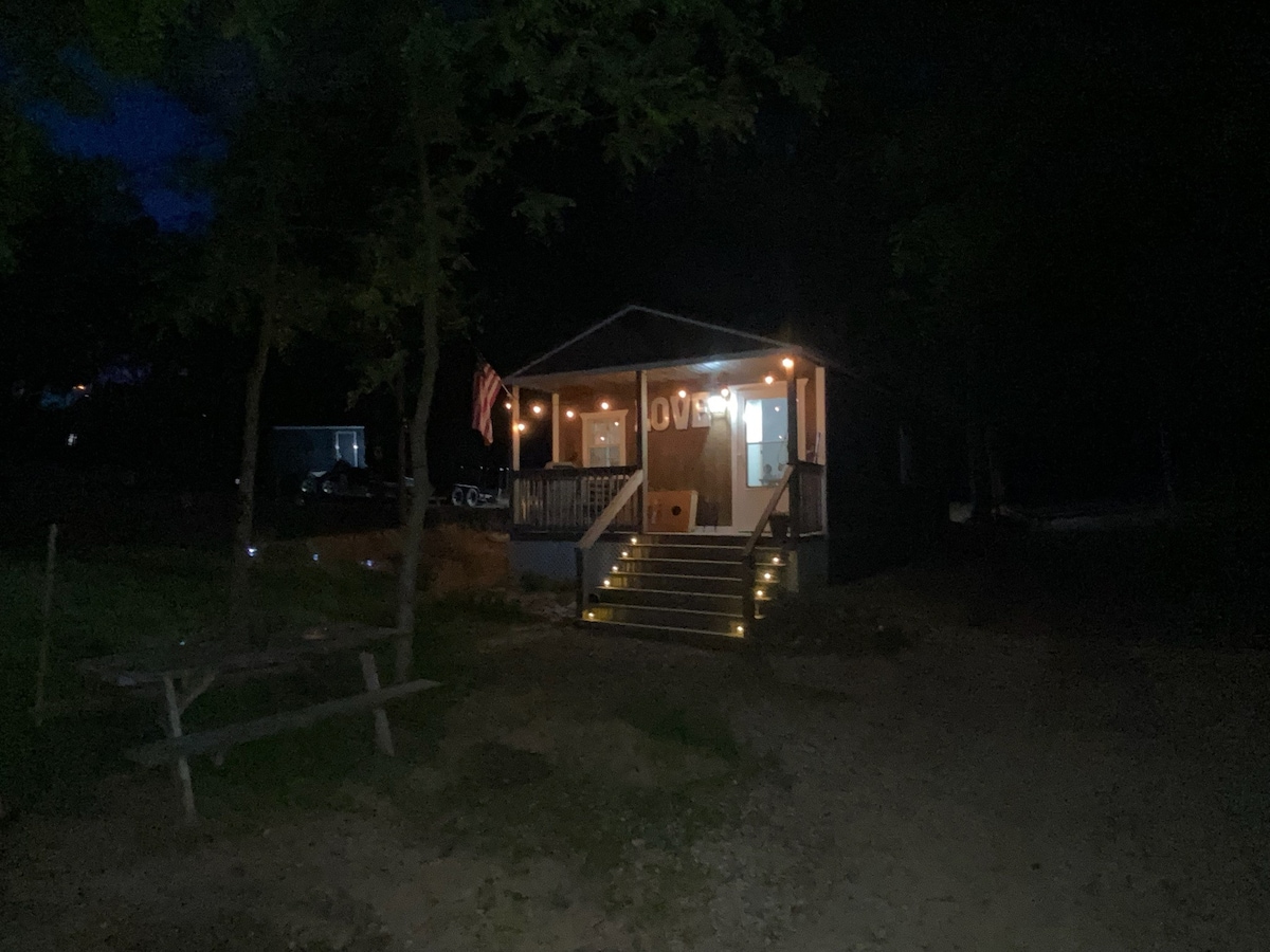 Cabins at Rainbow Farms Tiny cozy "love" cabin