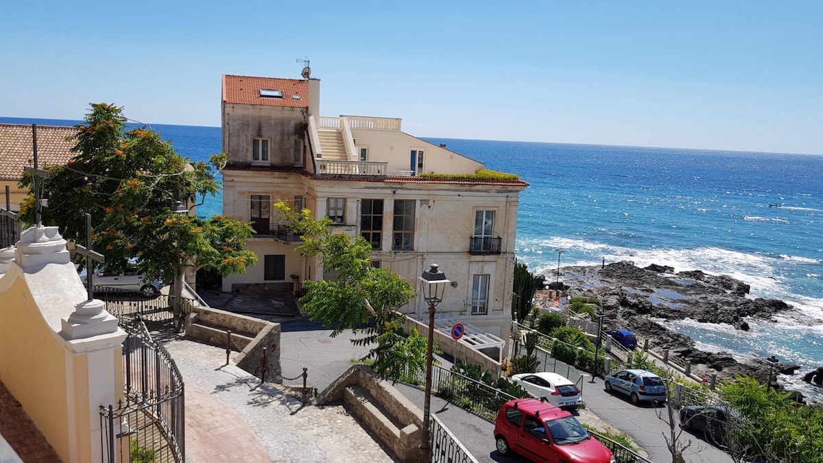 Palazzo storico in riva al mare