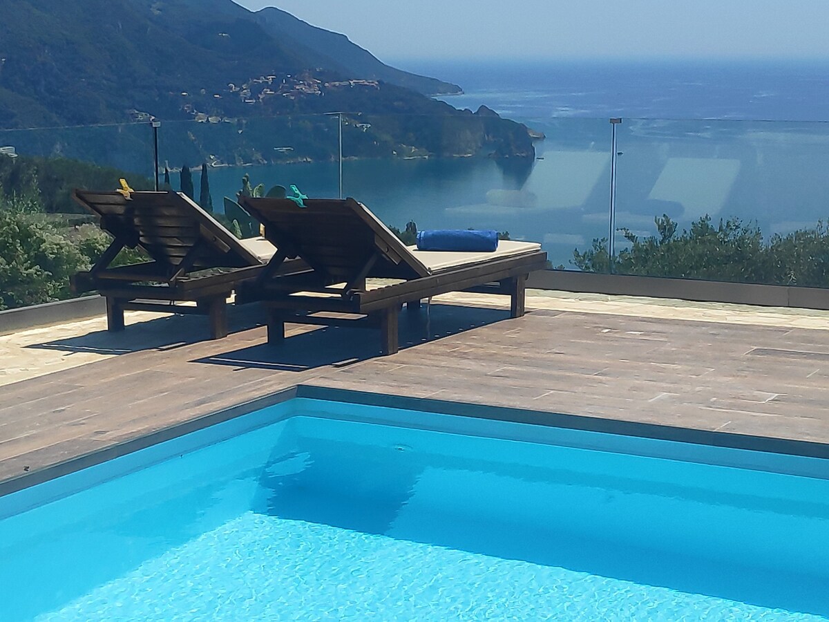 瓦迪亚别墅（ Villa Vardia-Amazing ）海景，设有恒温游泳池