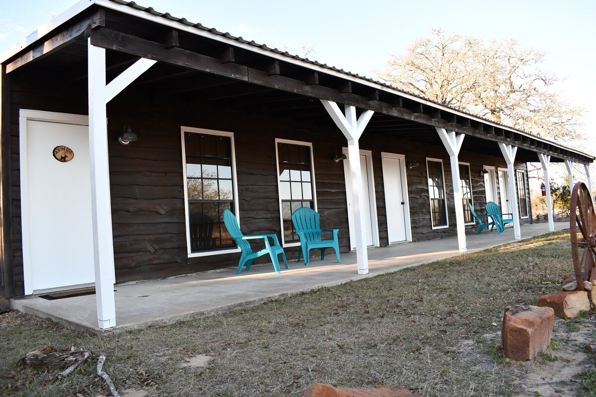 Pet-friendly Private Cabin Studio near Roundtop TX