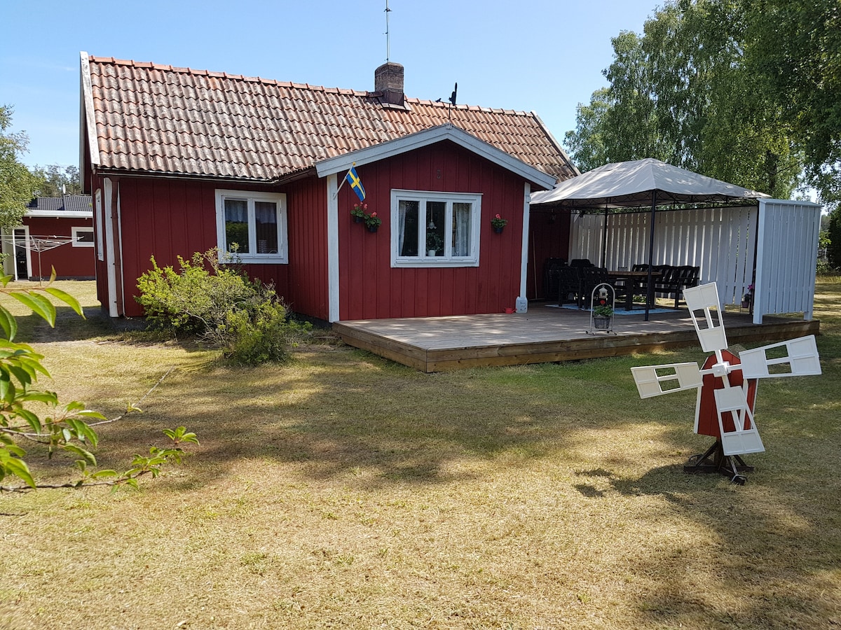 Mysig sommarstuga mitt i Löttorp