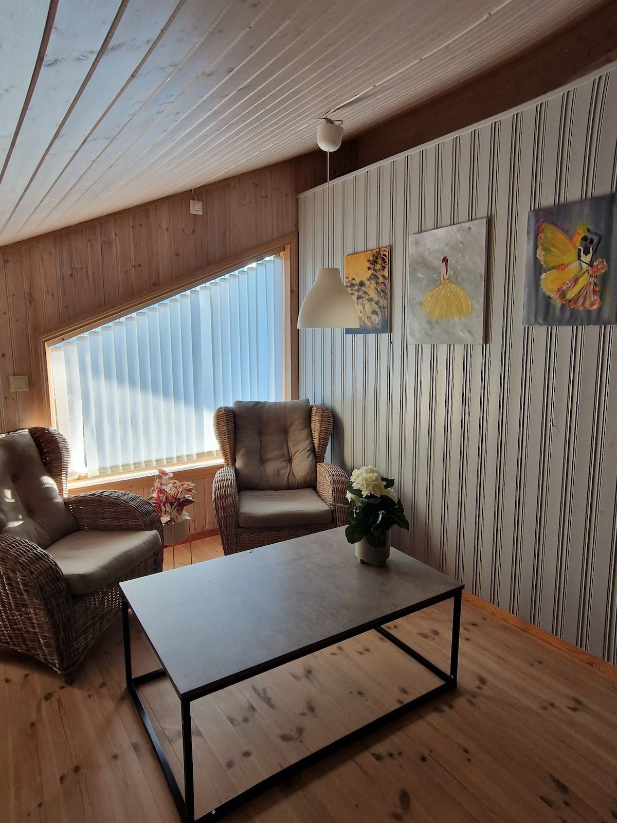 独立房间，带起居室和卫生间，位于Sjøvegan市中心。