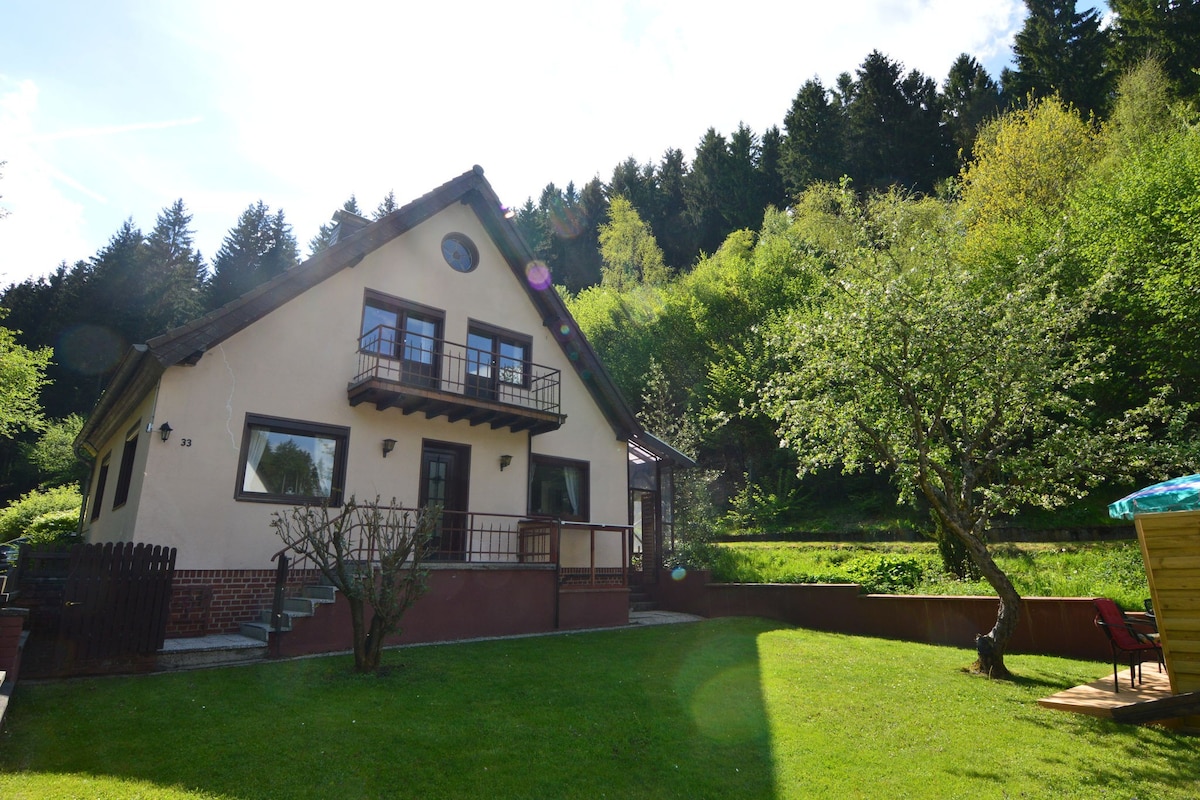 Hellenthal Eifel带花园的度假屋