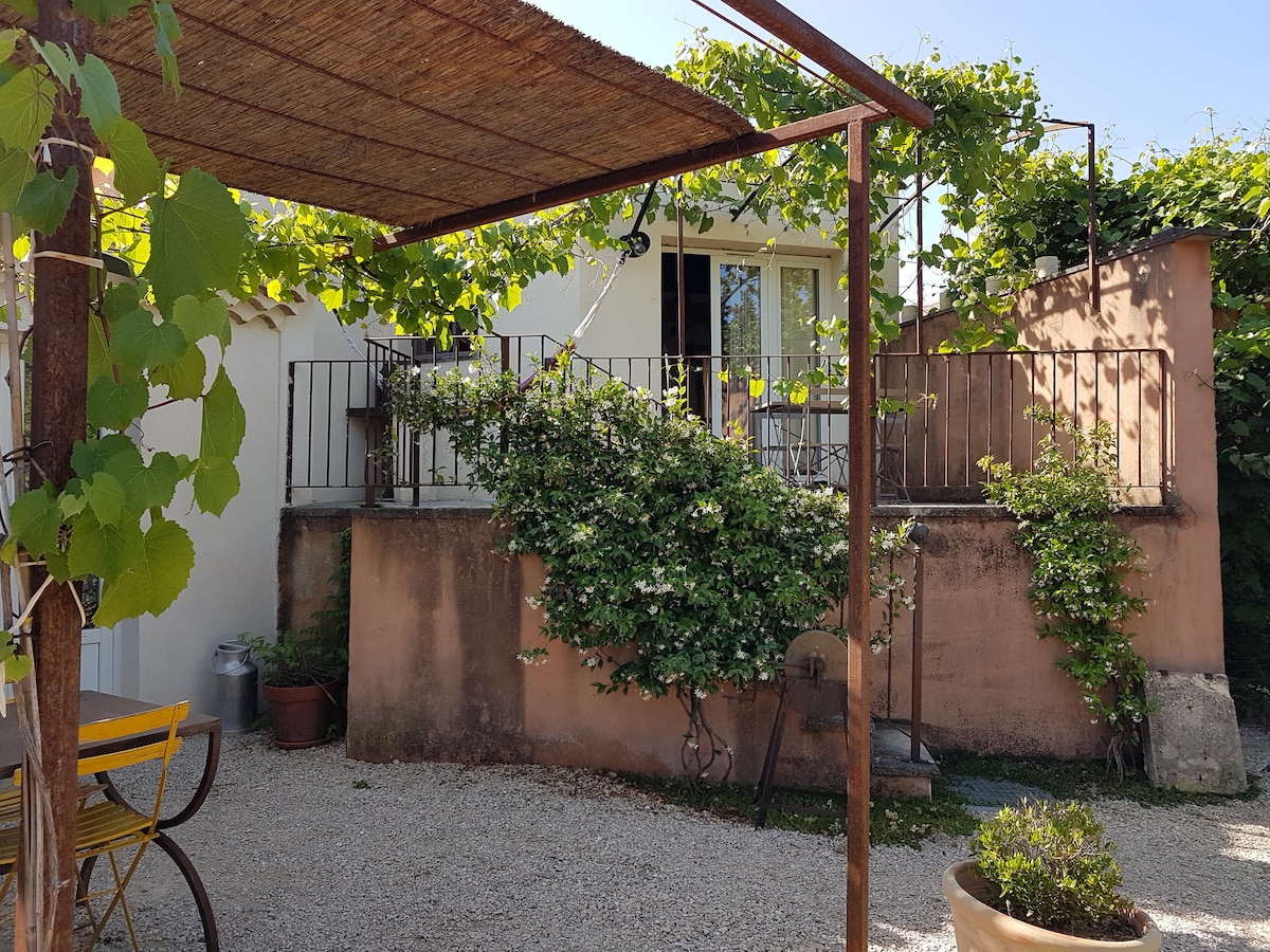 Grand studio avec piscine "les jardins du ventoux"