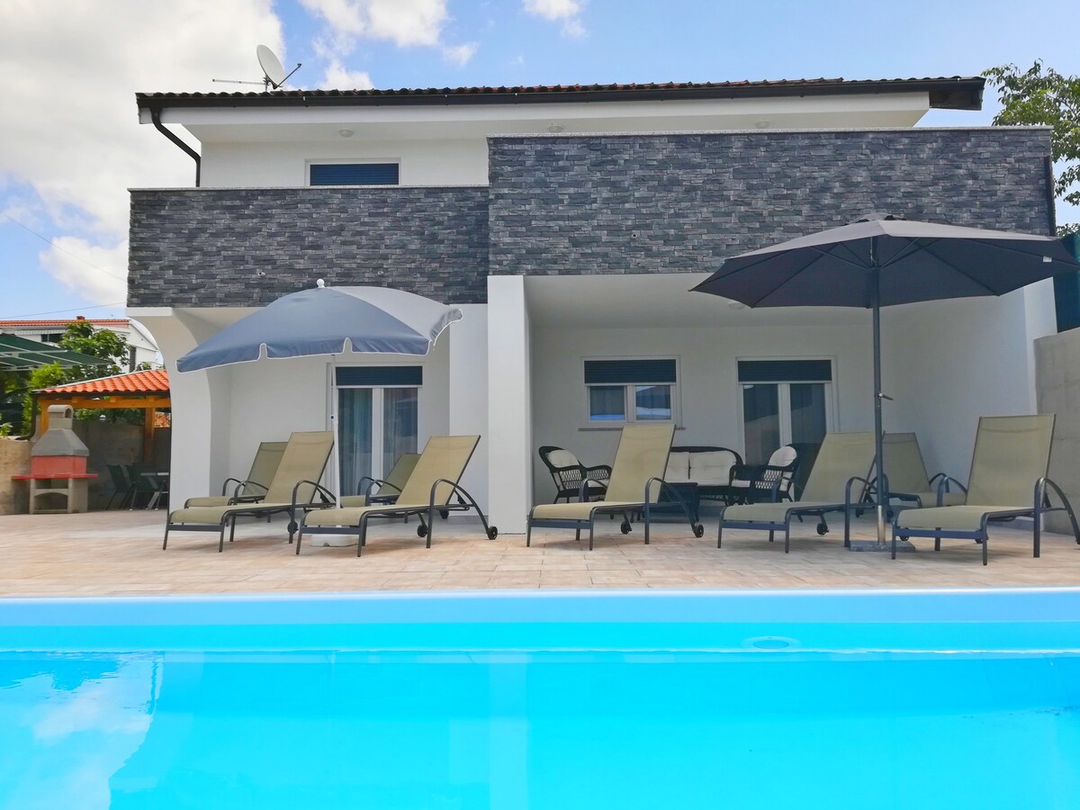 Villa Mira with pool near the beach for 10 persons