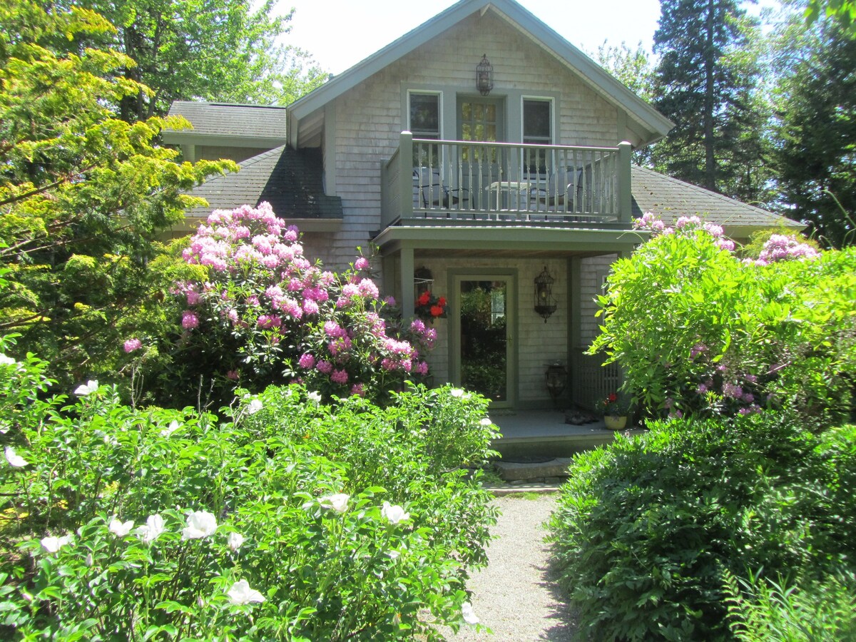 Drift Inn Cottage-Steps from Sandy Beach