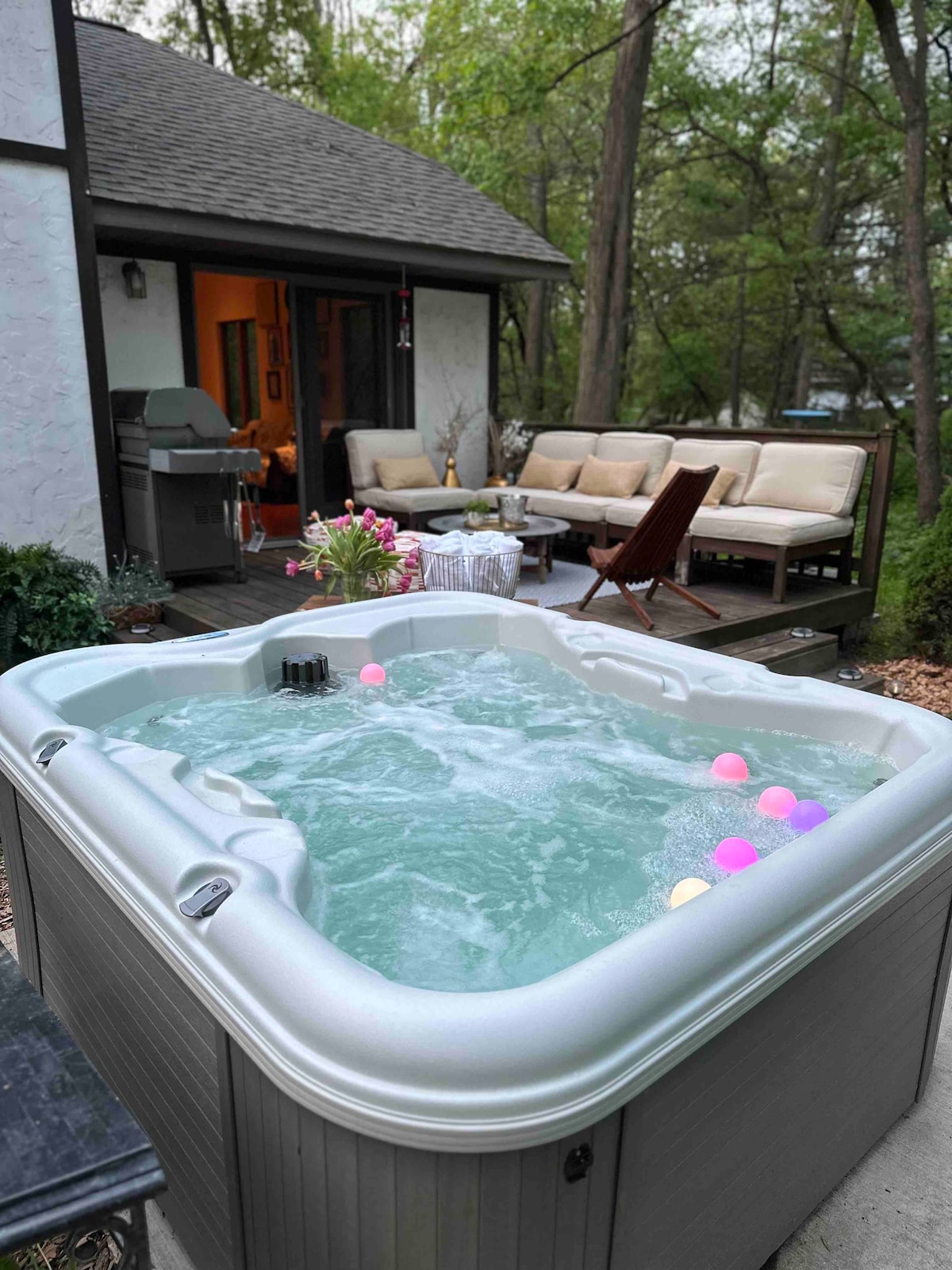 Luxury Lake Geneva retreat w/hot tub on 2-acres