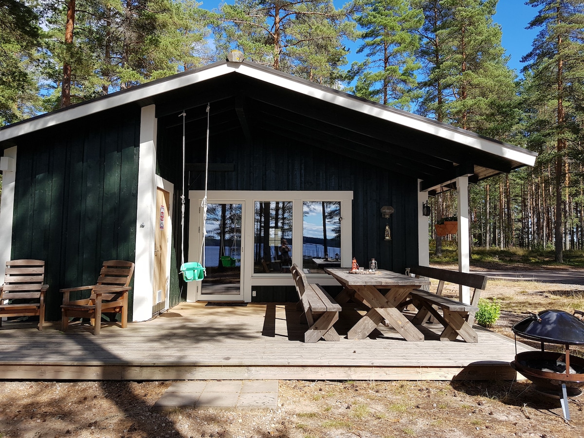 位于Dalälven ，设备齐全的小木屋。