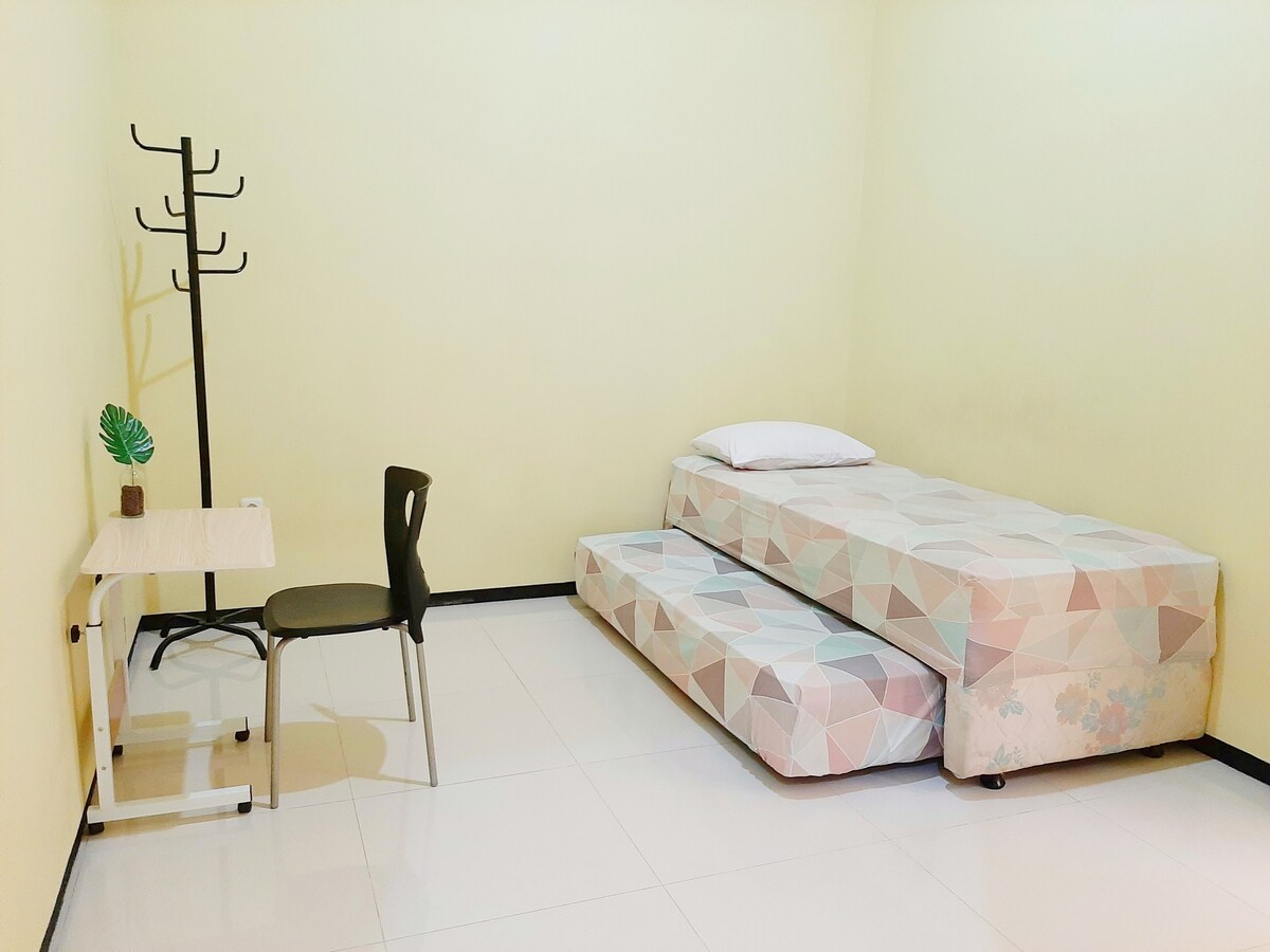 位于Dieng凉爽地区的舒适房屋和宽敞的房间。