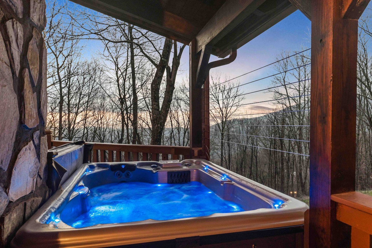 Mountain Serenity: JACUZZi, Views & Luxury