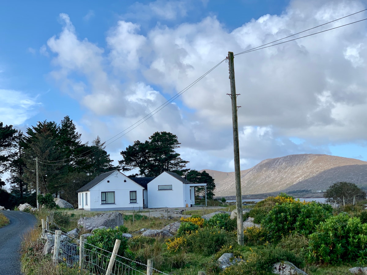 Brid's Retreat - Modern Rosmuc Home with a View