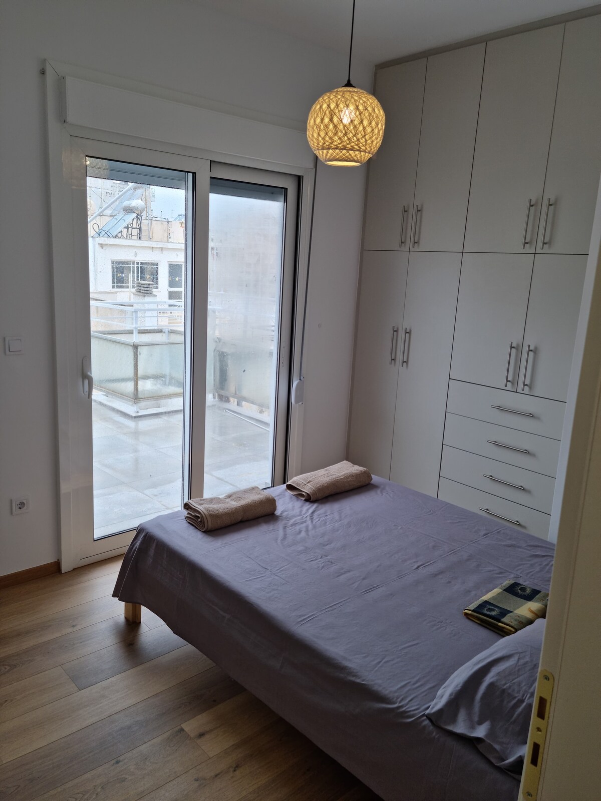 Balcony, New,View,sleeps4, Piraeus port ,wifi (D1)