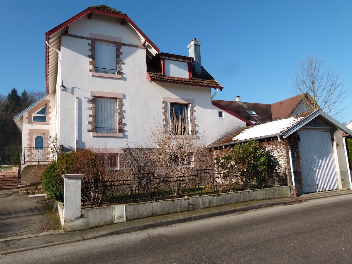 Maison avec grand jardin en lisière de forêt