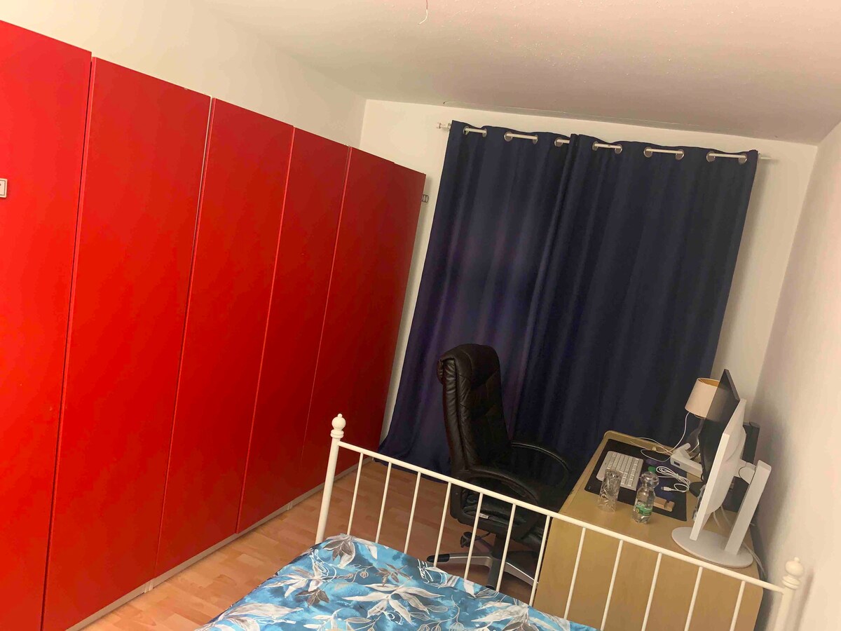 Comfy Double Bedroom with Office Area near Munich