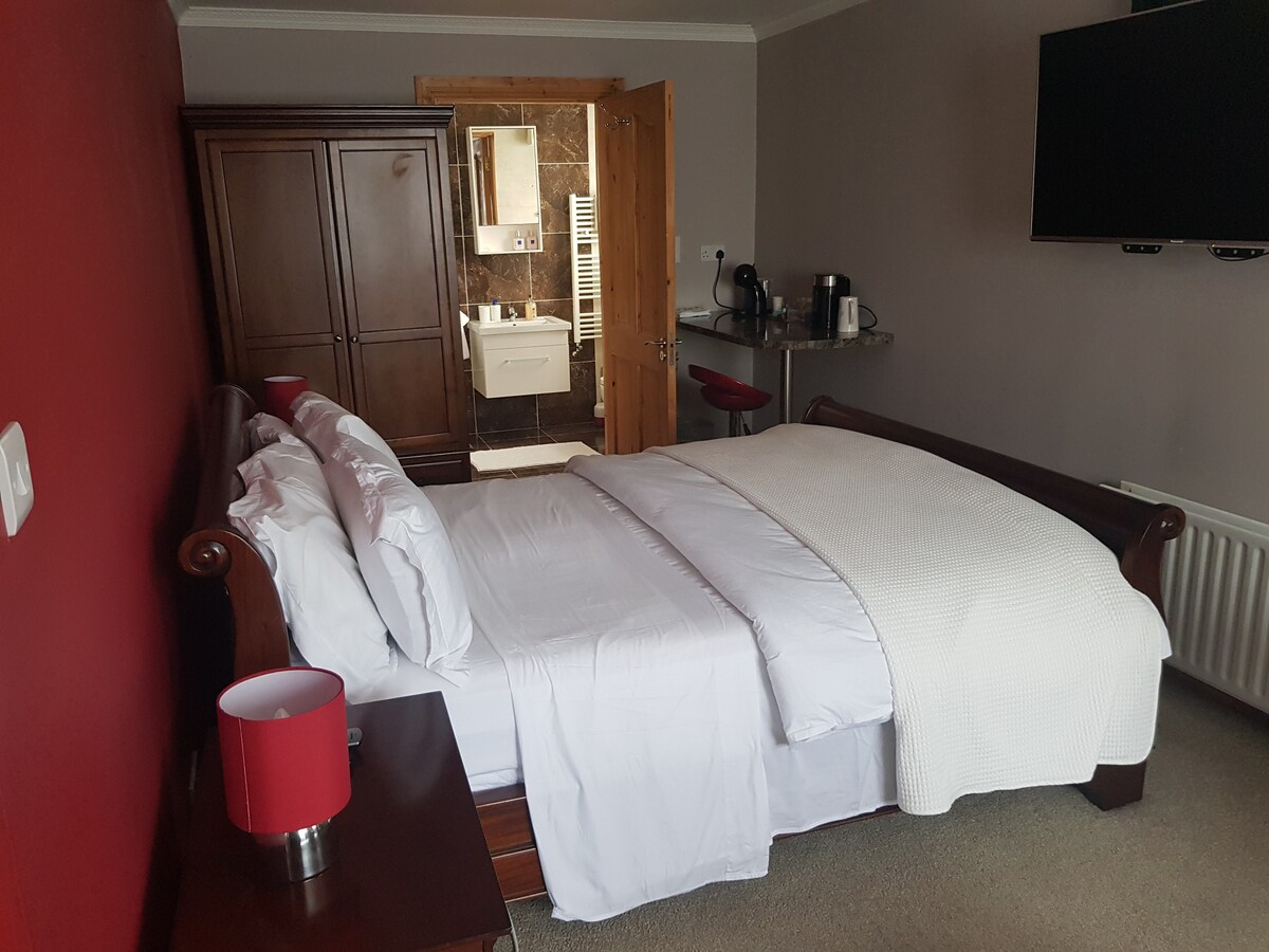 Cosy Rooms Kingsize bedroom with ensuite bathroom