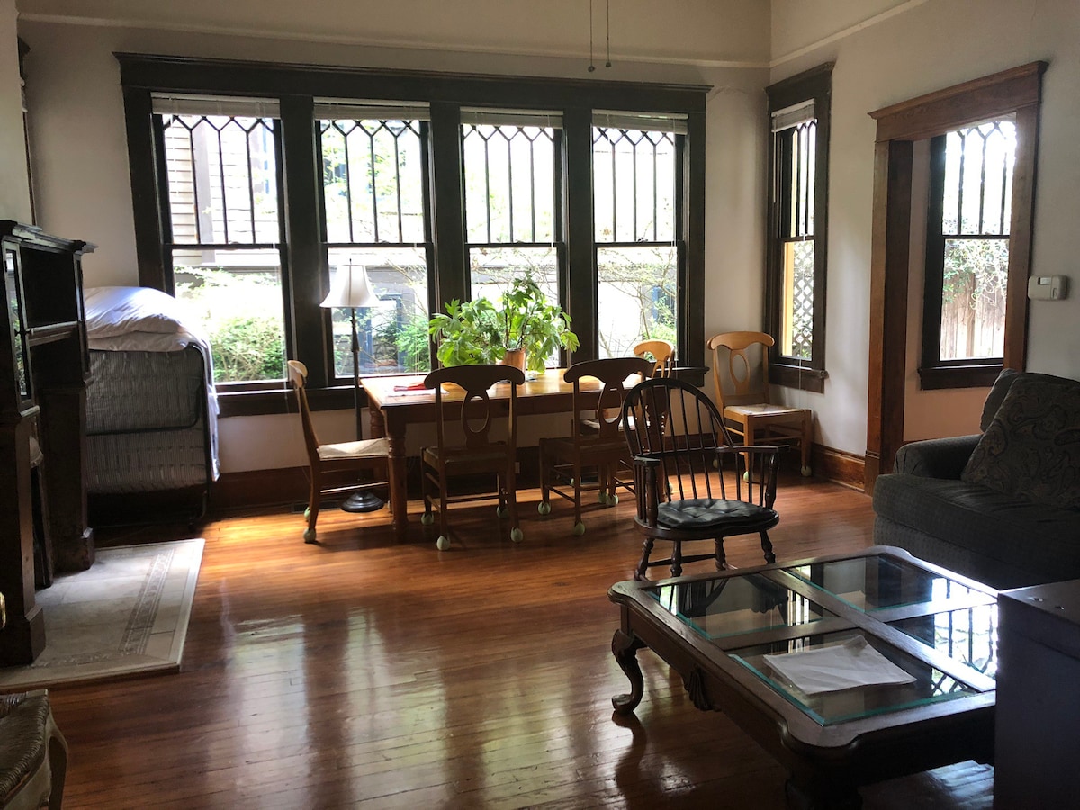 Private apt#2 in Grand 1908 House Candler Park L5P