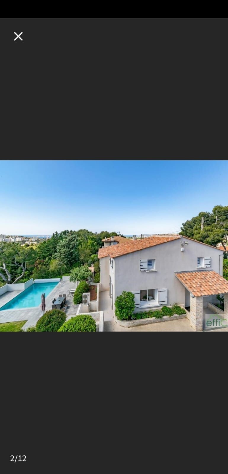 Magnifique villa de 185 m2 (3 chambres) et 1000 m2 de terrain avec panorama sur les hauteurs de Marseille. Parfaitement équipée avec piscine, cuisine d'été, terrasses et barbecues.
Idéal pour des vacances en famille ou entre amis.